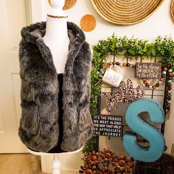 ZARA GIRLS FUR VEST SLEEVELESS OUTERWEAR 11-12 - Picture 2 of 8